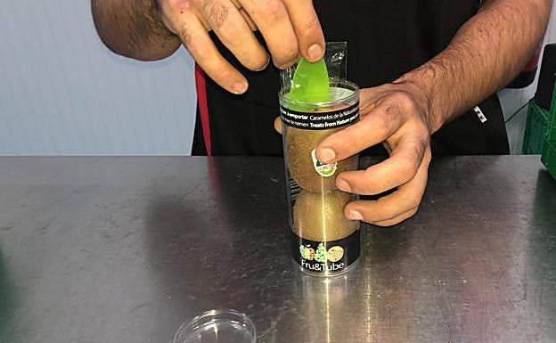 Los kiwis traen un cuchillo/cuchara para su consumo. :: PAKOPÍ