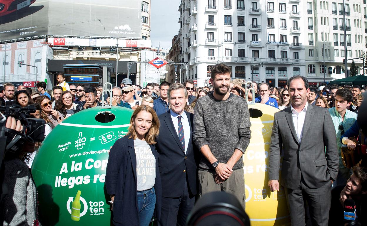 Gerard Piqué junto al director de la Davis Cup y ex tenista, Albert Costa;, la directora de comunicación y marketing de Ecoembes, Nieves Rey y el director de marketing de Ecovidrio, Borja Martiarena. 