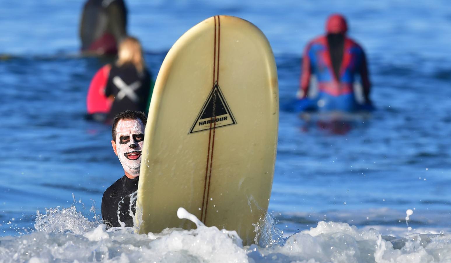 Fotos: Los surfistas celebran Halloween en California