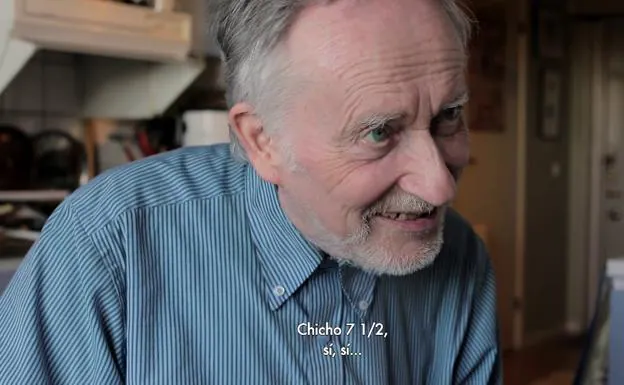 Imagen principal - Arriba, Sköld Peter Matthis, en un instante del documental. Debajo, la entrevista a Ane y una imagen de Chicho en la mili.
