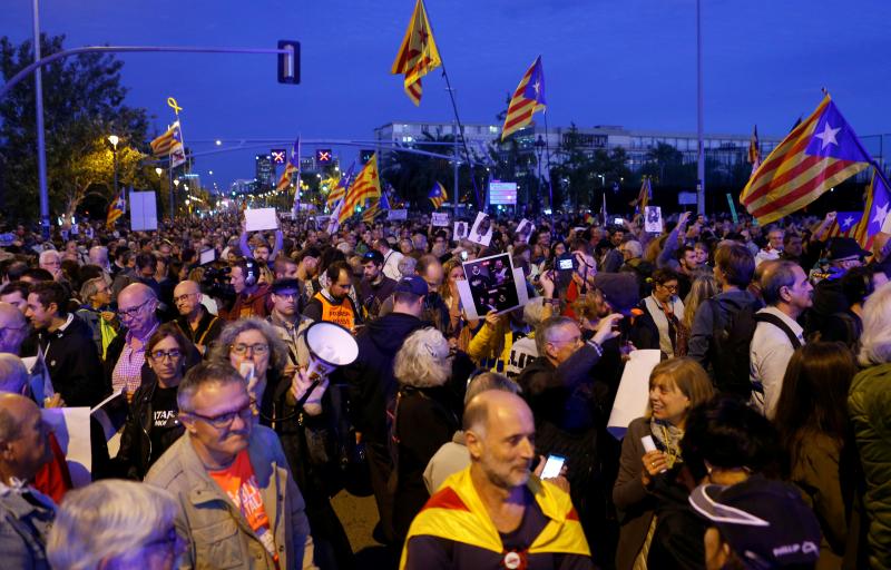 Fotos: Manifestantes y partidos independentistas boicotean el acto del Rey en Barcelona