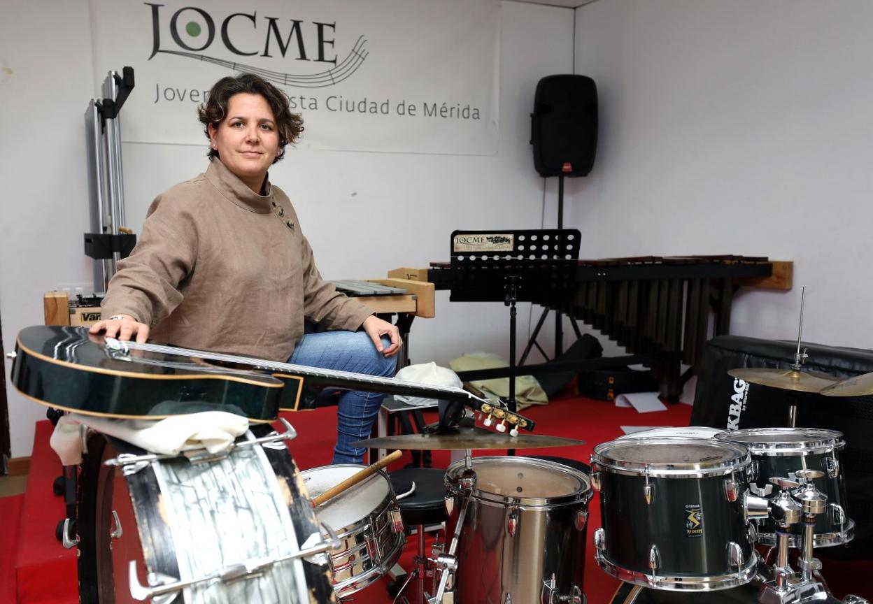 Pilar Vizcaíno rodeada de algunos de los instrumentos que toca la Joven Orquesta Ciudad de Mérida. 
