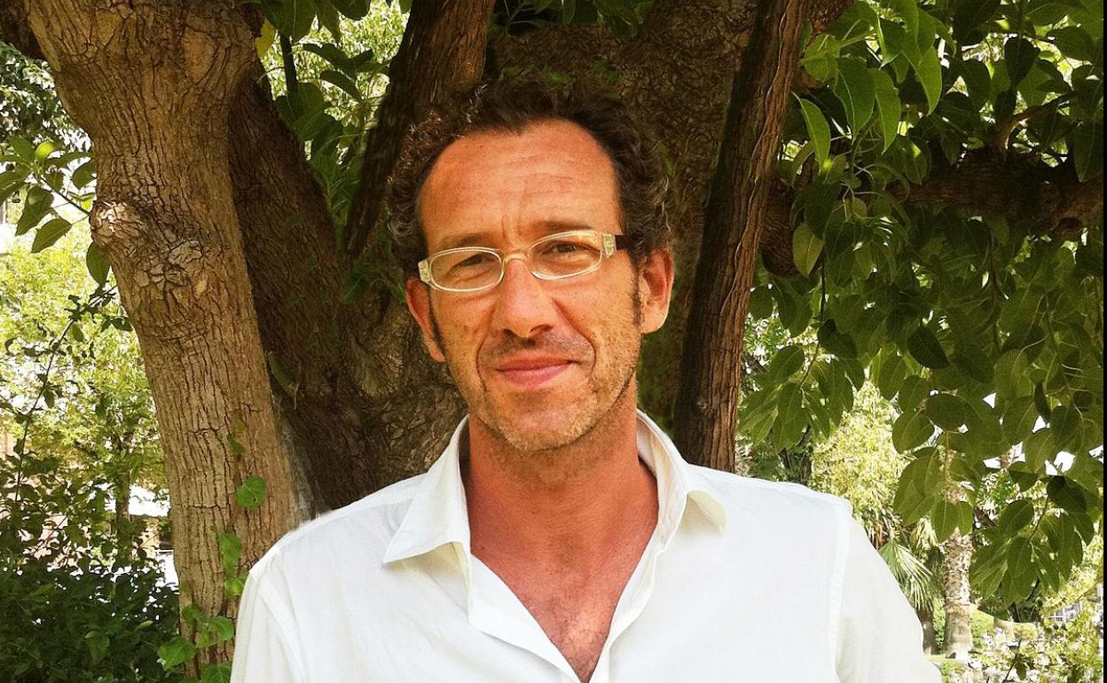 El escritor Ricardo Menéndez inaugura el Aula Literaria 'José María Valverde' en Cáceres