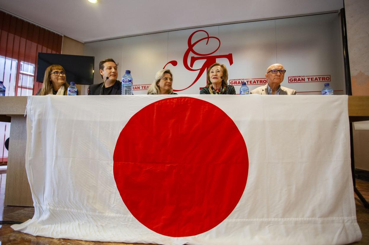 Presentación de 'Un otoño japonés', ayer en el Gran Teatro. :: Jorge rEY