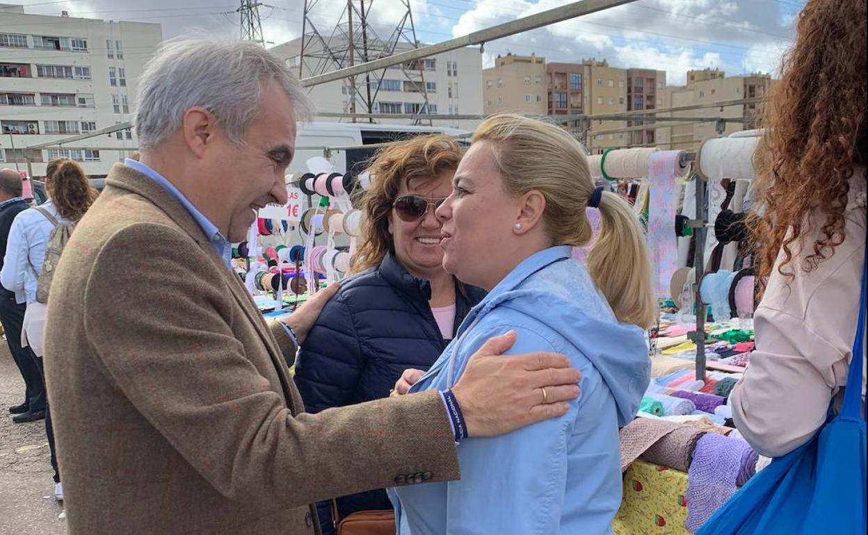El alcalde, Francisco Fragoso, en el mercadillo, este martes, haciendo campaña para las elecciones del 10-N. :: 