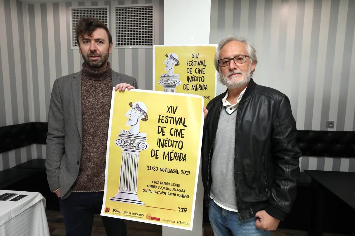 Fermín Solís y Ángel Briz sostienen el cartel anunciador. :: brígido