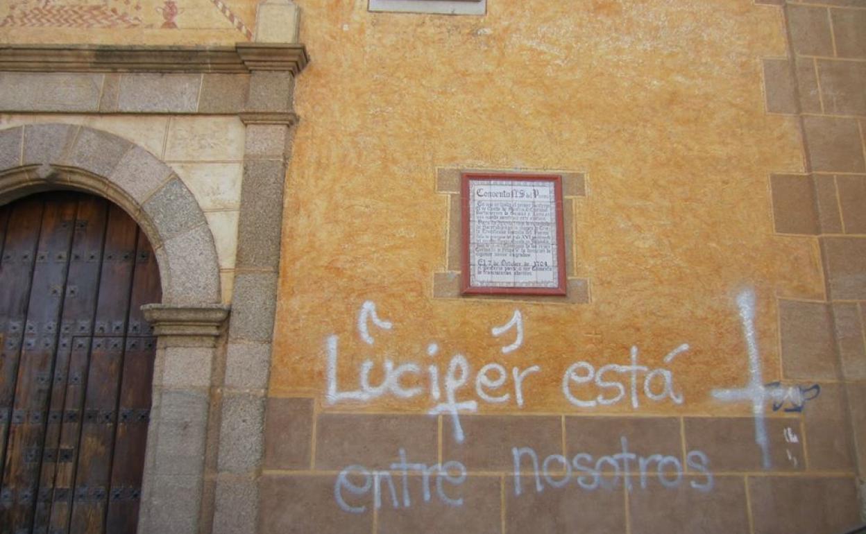 La fachada del Convento de Santa Clara de Montijo aparece con varias pintadas
