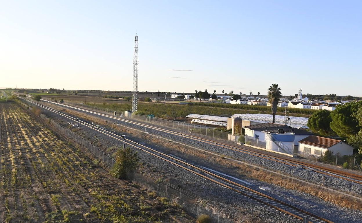 Vía de tren convencional junto al tendido de alta velocidad en Novelda del Guadiana. ::