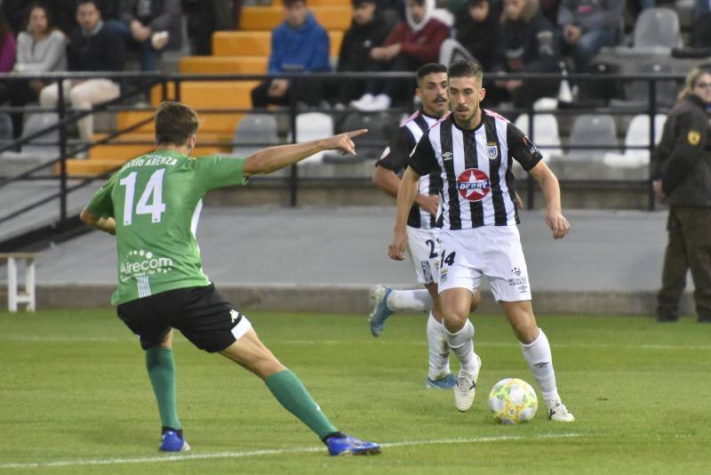 El meta Isma Gil seca a los blanquinegros, que fallaron un penalti en la primera mitad y gozaron de ocasiones claras 