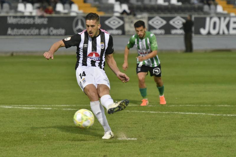 El meta Isma Gil seca a los blanquinegros, que fallaron un penalti en la primera mitad y gozaron de ocasiones claras 