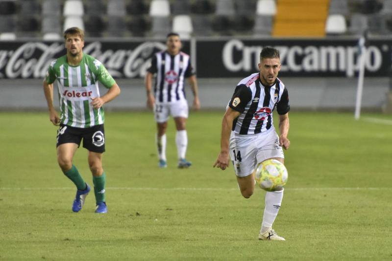 El meta Isma Gil seca a los blanquinegros, que fallaron un penalti en la primera mitad y gozaron de ocasiones claras 