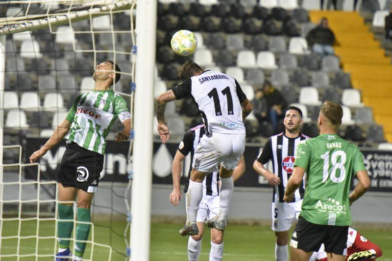 El meta Isma Gil seca a los blanquinegros, que fallaron un penalti en la primera mitad y gozaron de ocasiones claras 