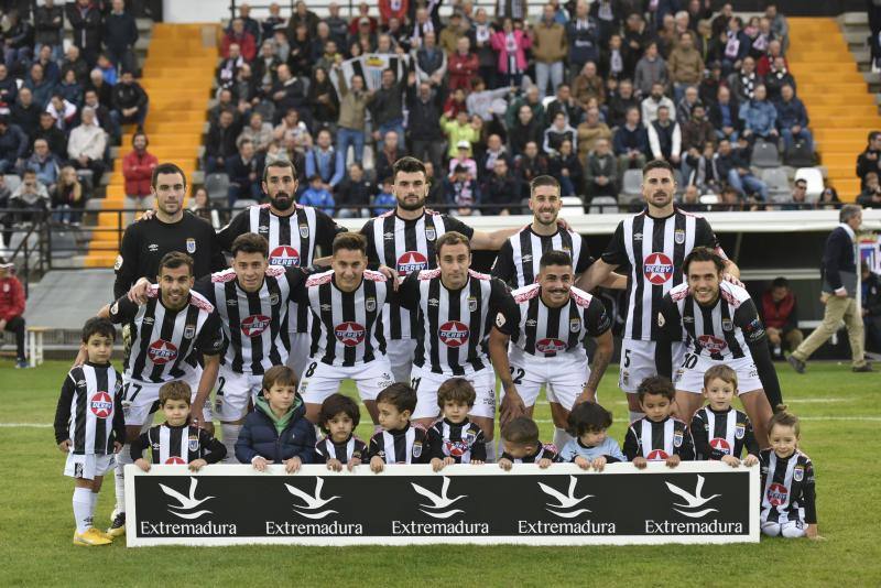 El meta Isma Gil seca a los blanquinegros, que fallaron un penalti en la primera mitad y gozaron de ocasiones claras 