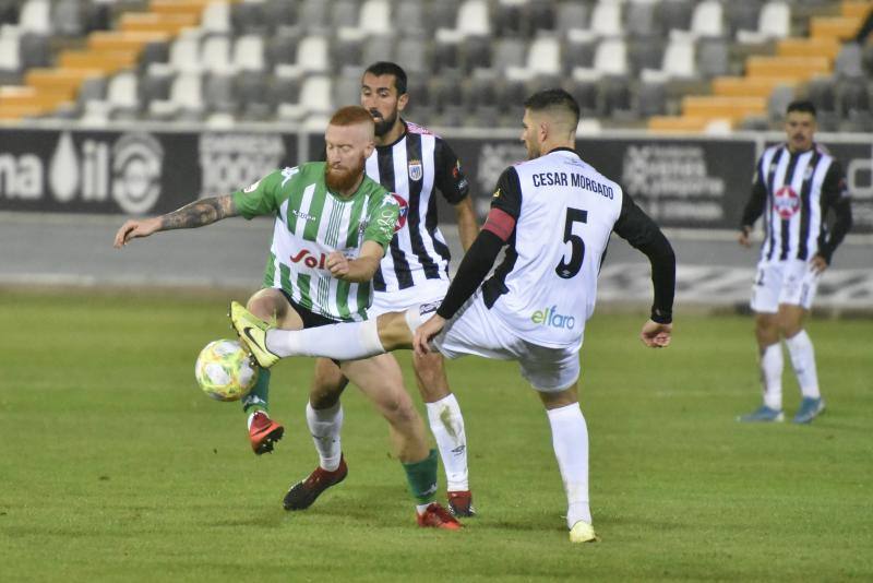 El meta Isma Gil seca a los blanquinegros, que fallaron un penalti en la primera mitad y gozaron de ocasiones claras 