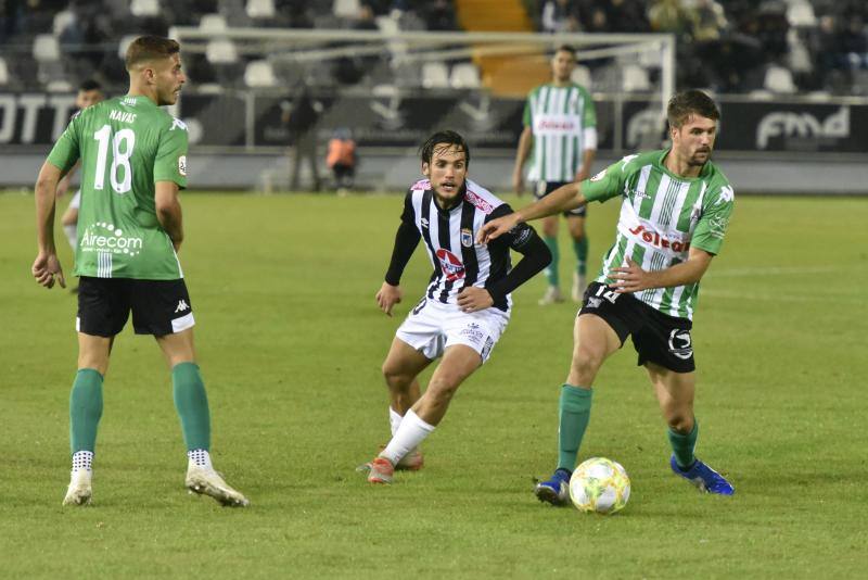 El meta Isma Gil seca a los blanquinegros, que fallaron un penalti en la primera mitad y gozaron de ocasiones claras 