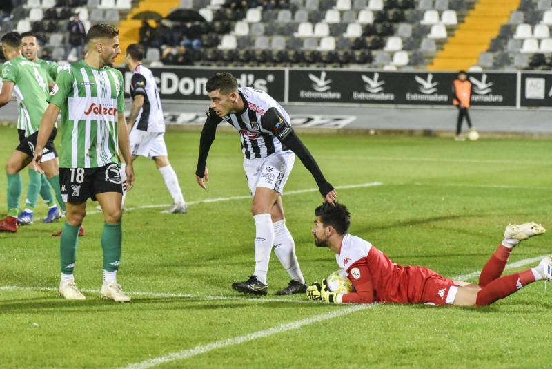 El meta Isma Gil seca a los blanquinegros, que fallaron un penalti en la primera mitad y gozaron de ocasiones claras 