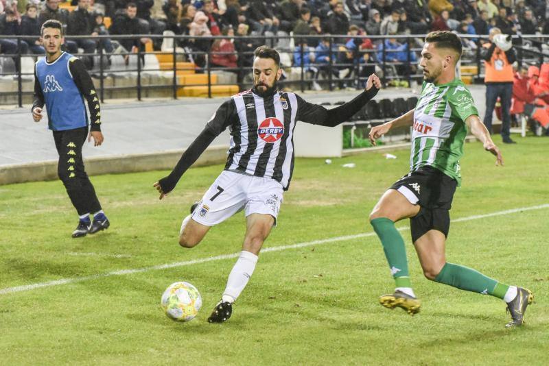 El meta Isma Gil seca a los blanquinegros, que fallaron un penalti en la primera mitad y gozaron de ocasiones claras 