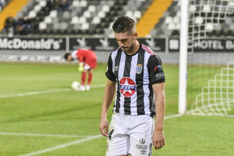 El meta Isma Gil seca a los blanquinegros, que fallaron un penalti en la primera mitad y gozaron de ocasiones claras 