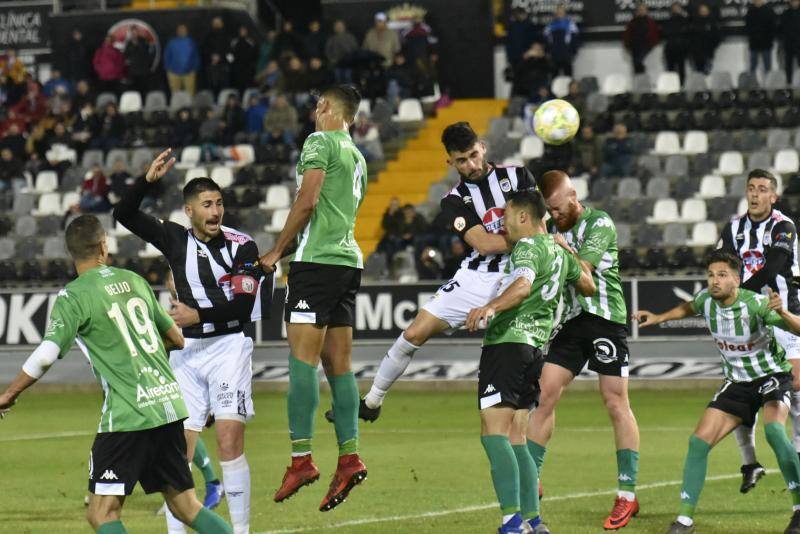 El meta Isma Gil seca a los blanquinegros, que fallaron un penalti en la primera mitad y gozaron de ocasiones claras 