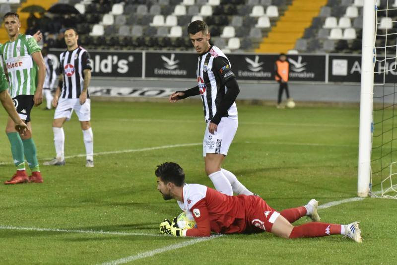 El meta Isma Gil seca a los blanquinegros, que fallaron un penalti en la primera mitad y gozaron de ocasiones claras 