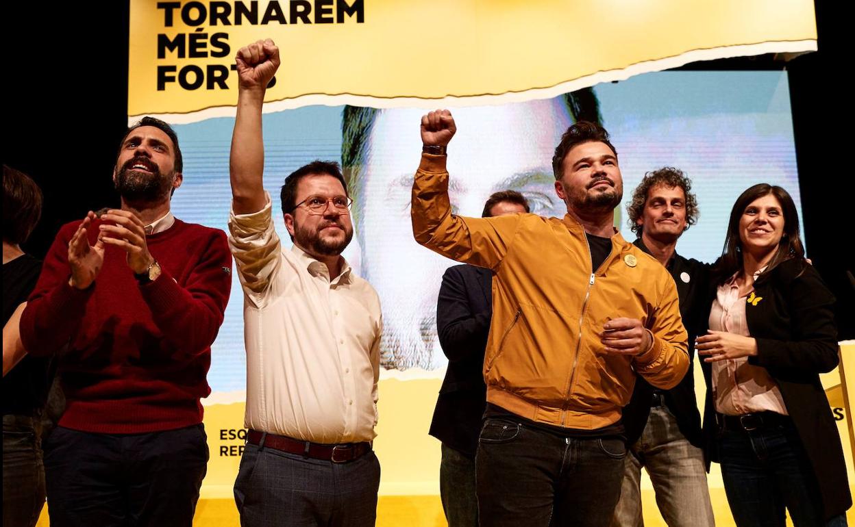 El candidato de ERC, Gabriel Rufián, junto al vicepresidente de la Generalitat, Pere Aragonés (2i), y el presidente del Parlament, Roger Torrent, durante un mitin.