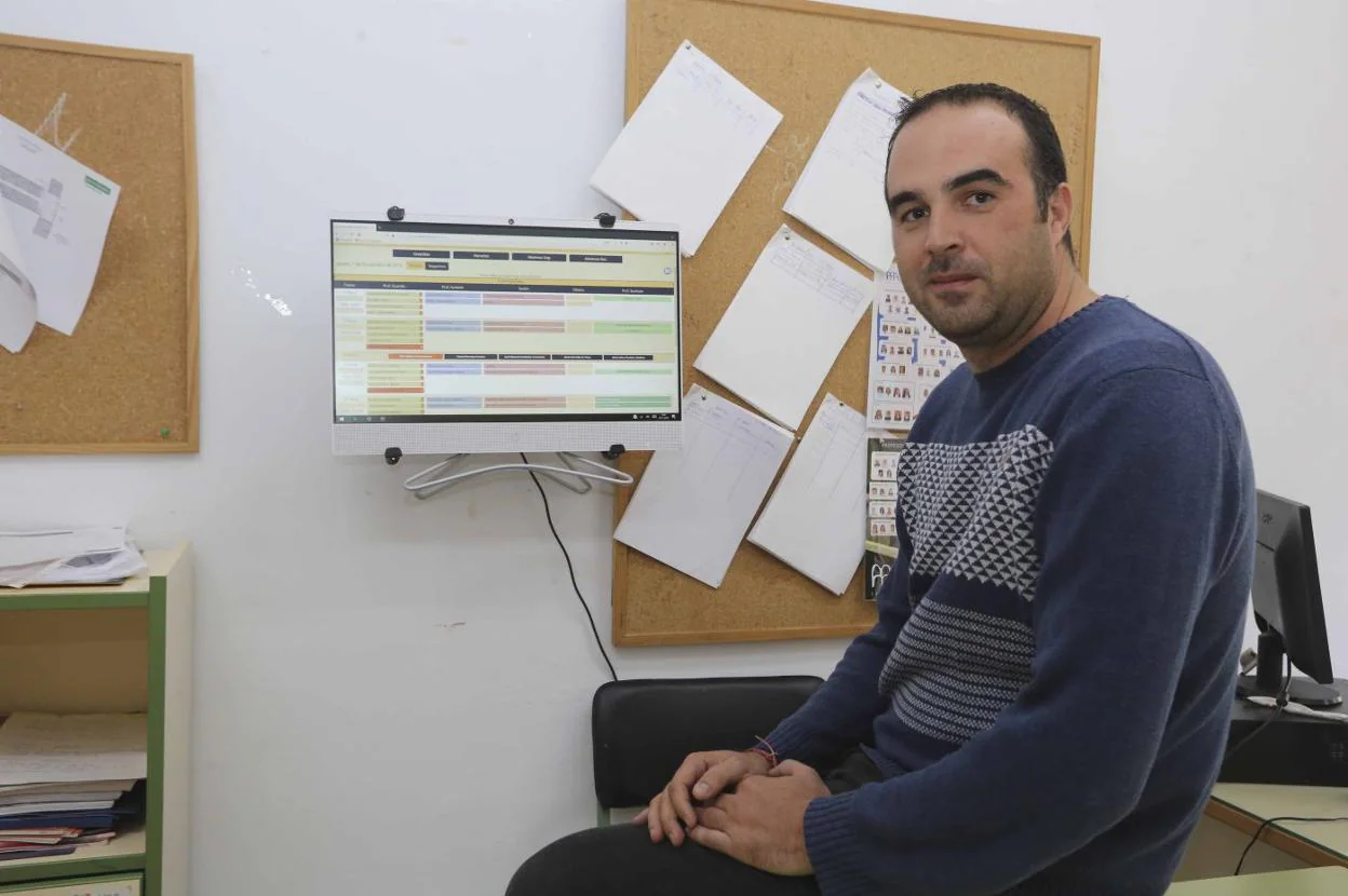 Carlos González, junto a la pantalla donde se puede consultar la información a tiempo real. :: j. m. romero