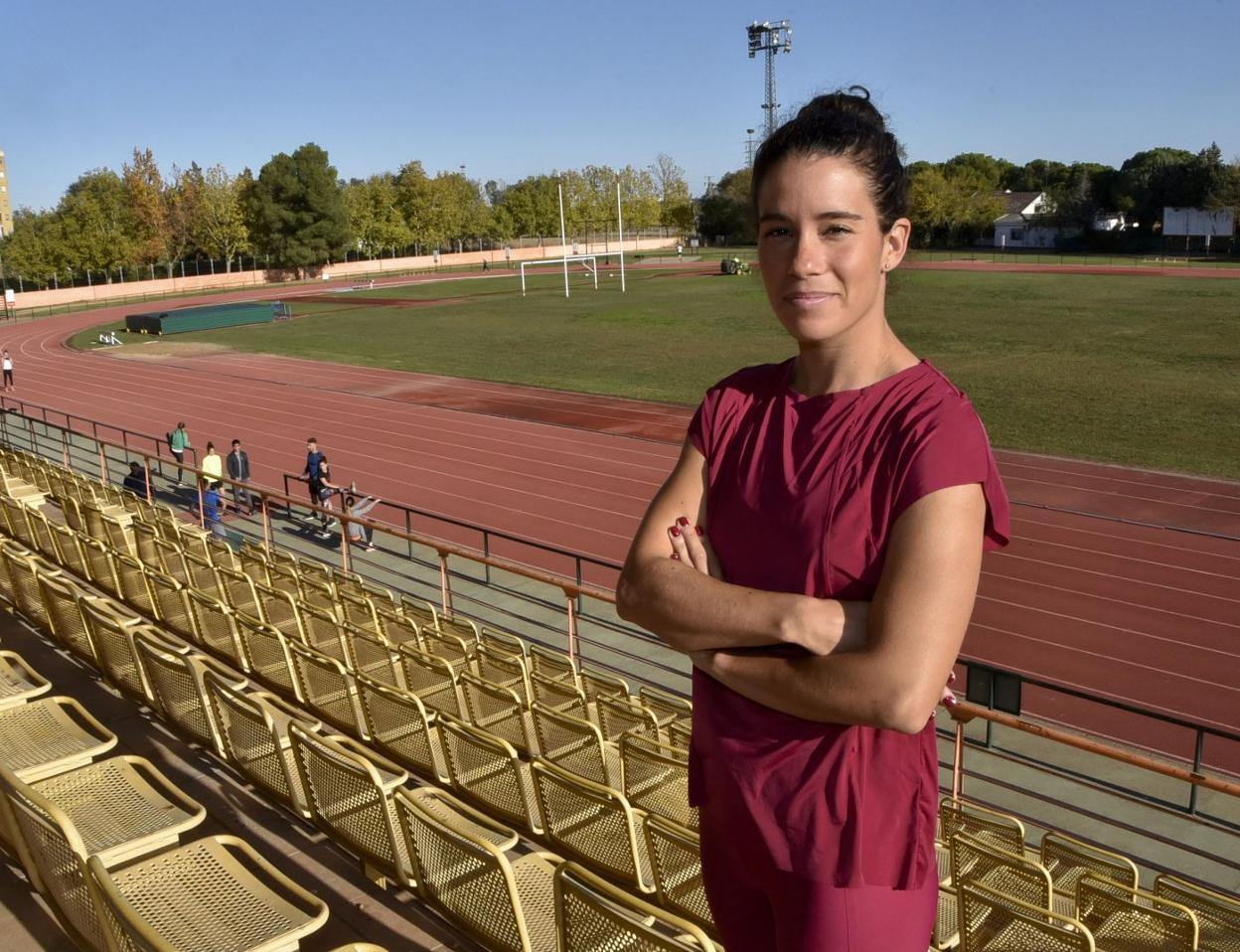 Miriam Casillas, en las gradas de la pista de atletismo de La Granadilla, en Badajoz. :: casimiro moreno