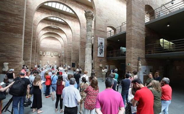 Visitantes en el Museo Romano de Mérida.