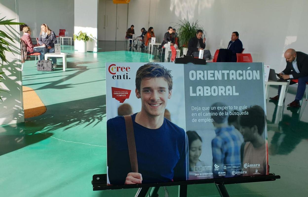 Zona en entrevistas laborales en la feria. :: S. G.