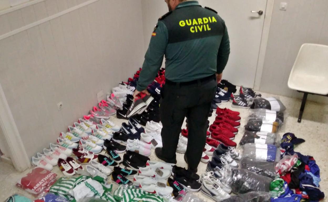 Artículos decomisados por la Guardia Civil.