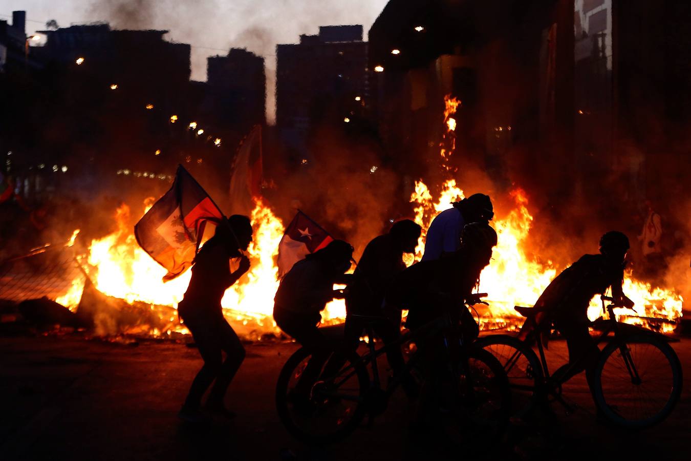 Fotos: Protestas sociales y huelga general agitan Chile con masivas movilizaciones