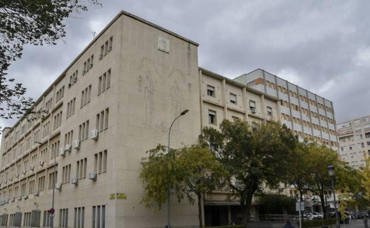 La Audiencia de Badajoz pone en libertad al hombre acusado de agresión sexual tras no declarar su esposa Hoy.es