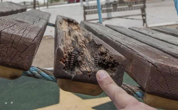 Dos tornillos oxidados asoman en el puente de madera.