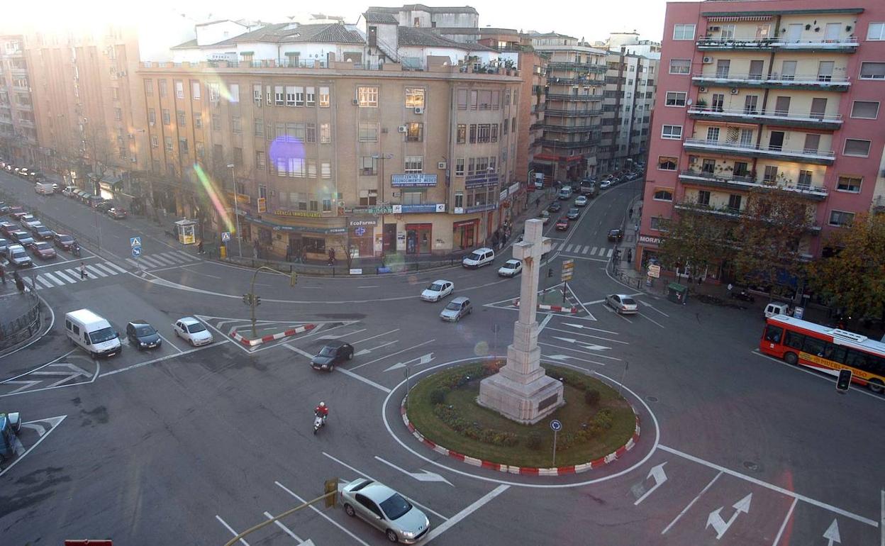 Imagen de la Cruz de los Caídos en la rotonda de la plaza de América de la capital. :: LORENZO CORDERO
