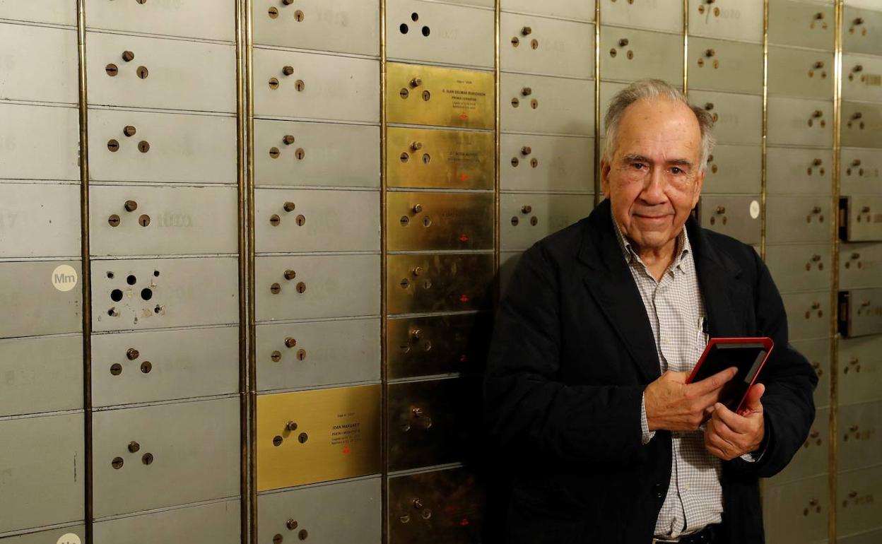 Joan Margarit deposita legado en la Caja de las Letras. 