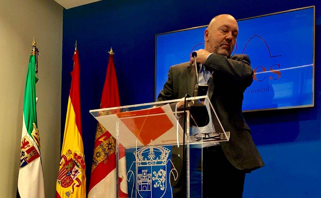 Francisco Alcántara antes de iniciar su comparencia en el Ayuntamiento.