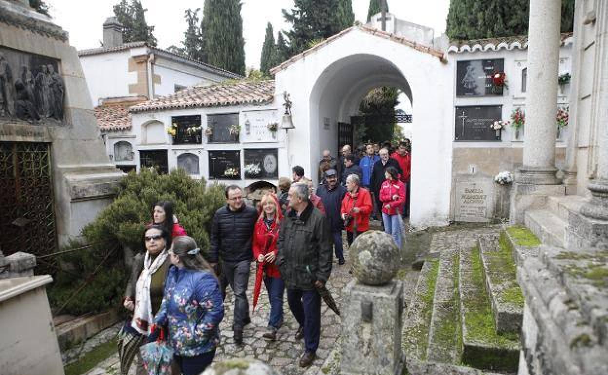 Visita al cementerio de Cáceres dentro de las Jornadas Góticas