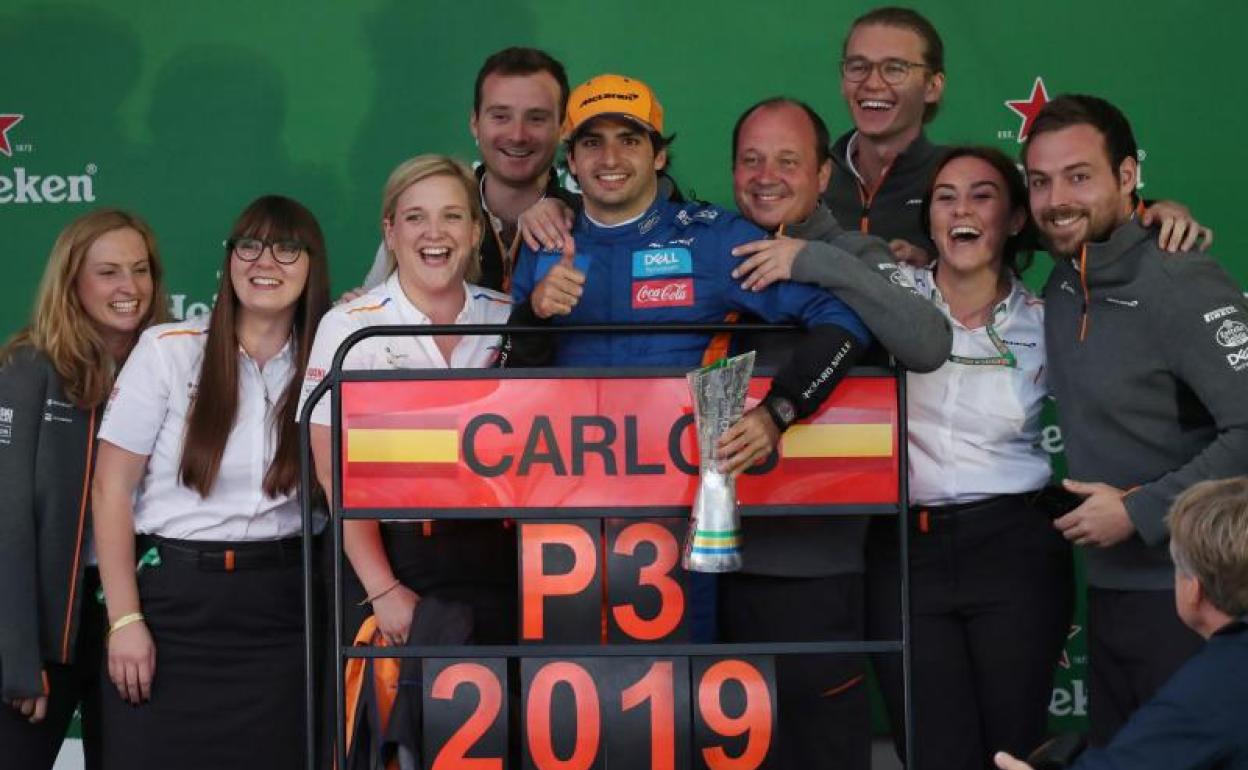 Carlos Sainz celebra el podio con miembros de su equipo. 