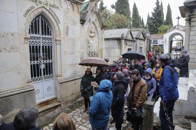 El grupo ante el panteón de las familias Carvajal y Montenegro, ayer en el camposanto. :: a. méndez 