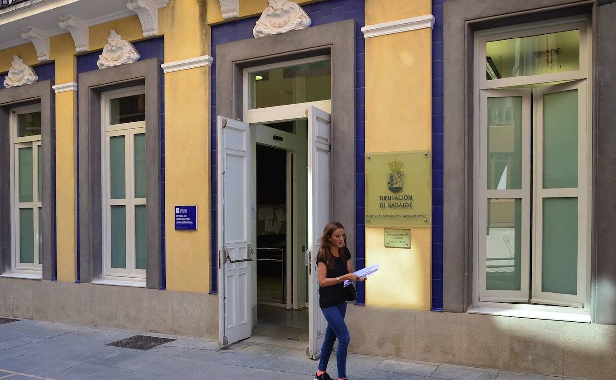 Acceso a la Diputación de Badajoz desde la calle Felipe Checa.:: HOY