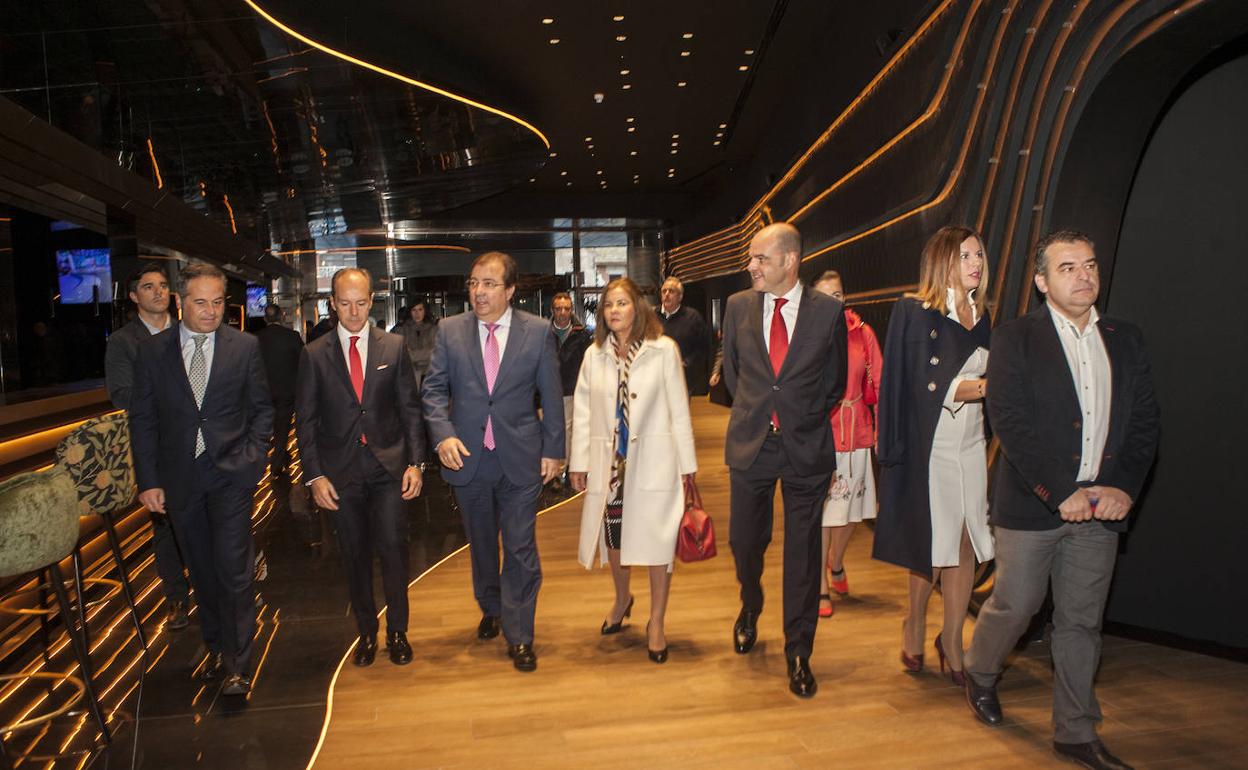 Antonio Pitera, Rami Abukhair, Guillermo Fernández Vara, Manuela Martín y Justiniano Cortés a la llegada al acto. :: 