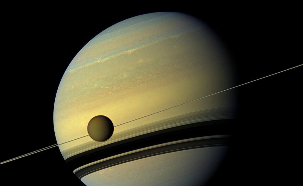 Titán con Saturno detrás.