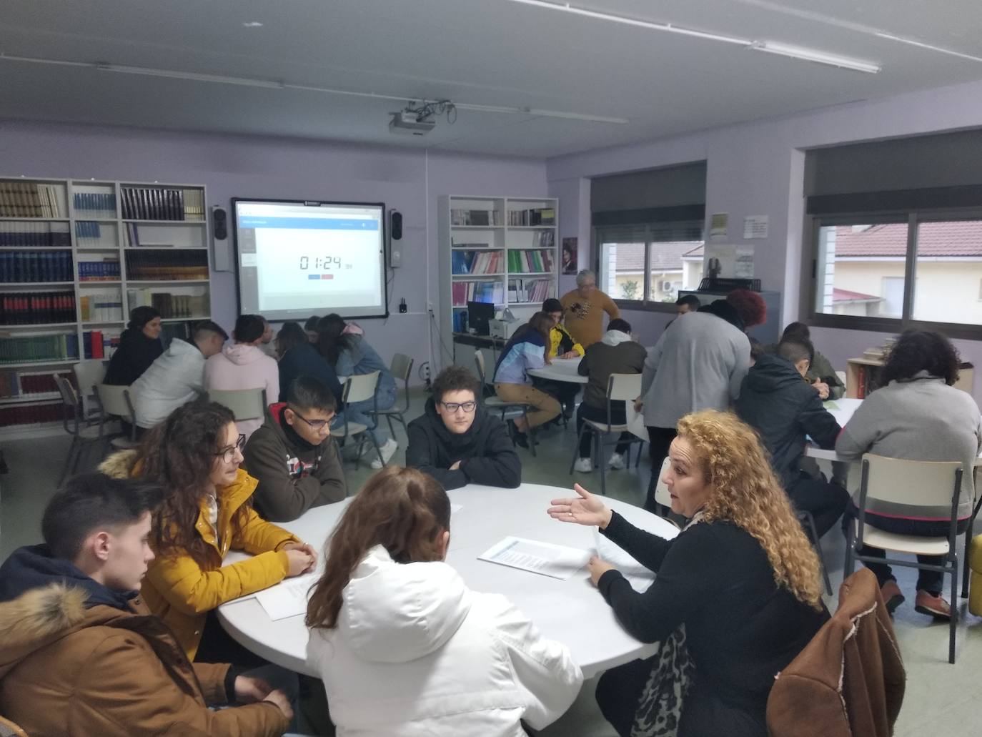 Grupos de interacción en base al aprendizaje dialógico con el apoyo de madres y trabajadores del centro; en la imagen, con la alcaldesa de Ceclavín. 