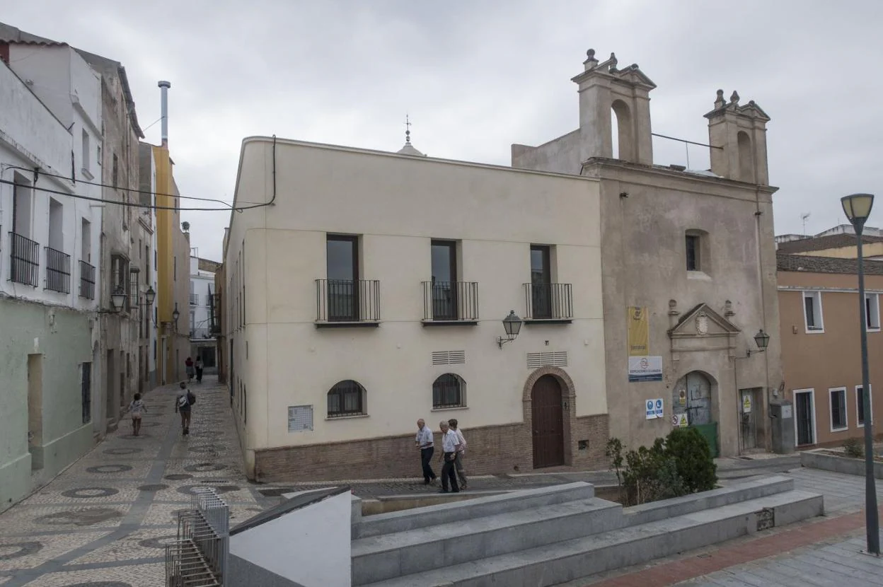 Iglesia de Santa Catalina en la plaza de Santa María, que está en rehabilitación. :: hoy