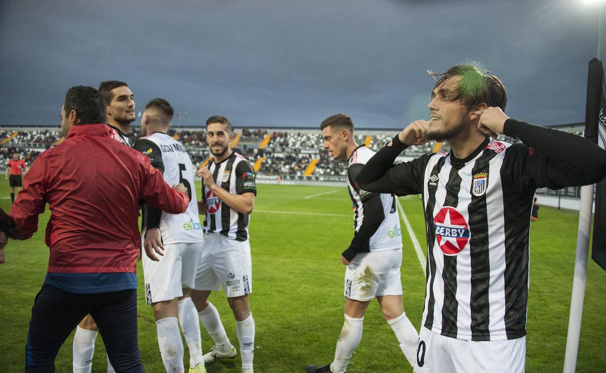 El CD Badajoz ha roto la racha de invicto del Marbella con un gol de Álex Corredera.