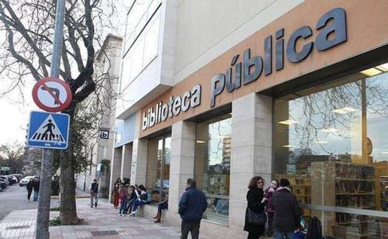 La biblioteca pública de Cáceres acoge un taller dirigido a jóvenes