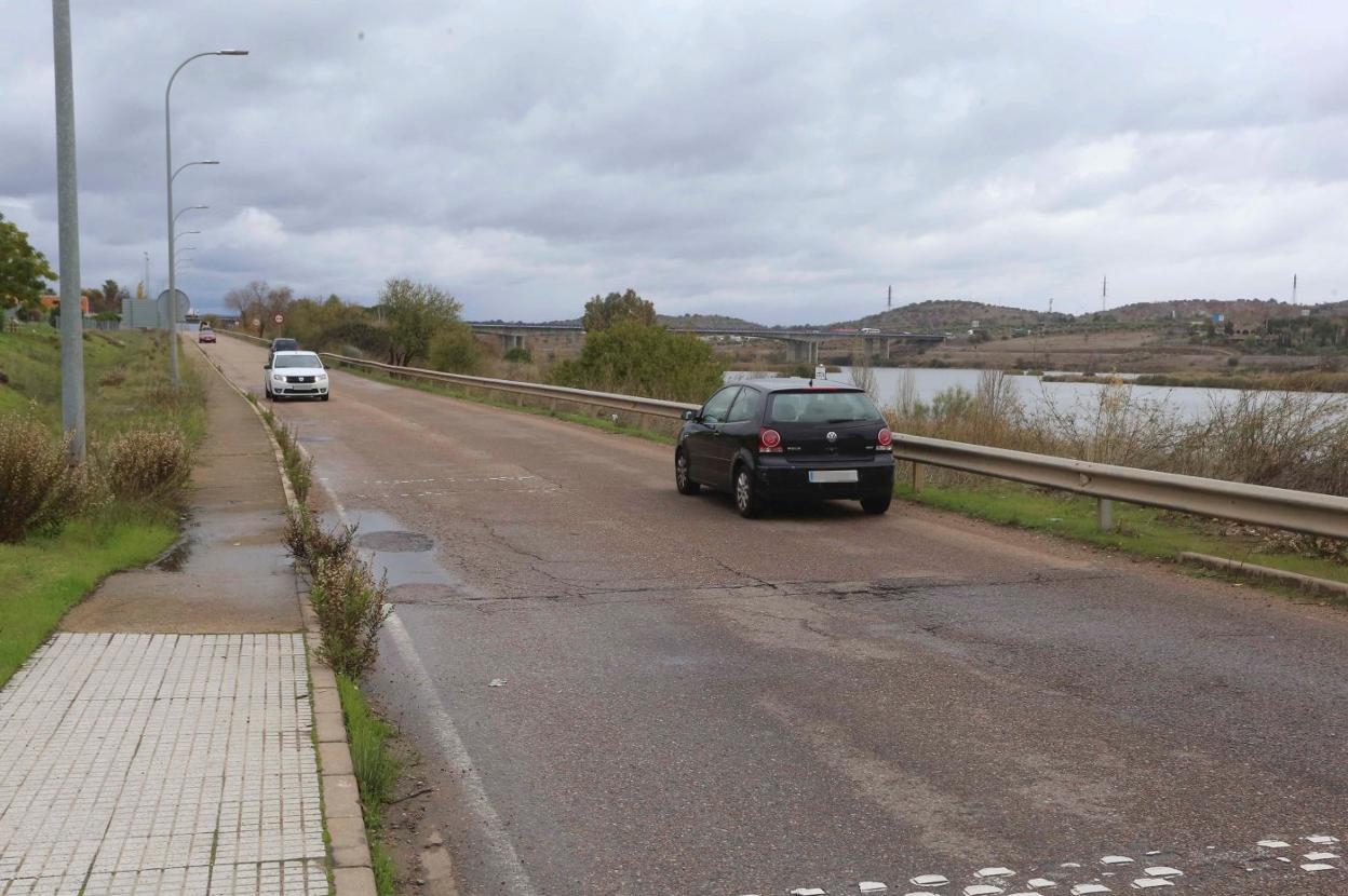 Tramo de carretera que aún no se ha mejorado. :: j. m. romero