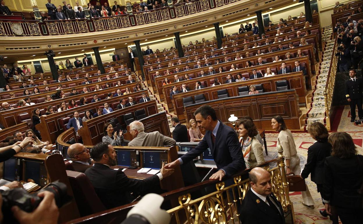 Saludo de Pedro Sánchez a Santiago Abascal al inicio de la XIII legislatura:: EDUARDO PARRA