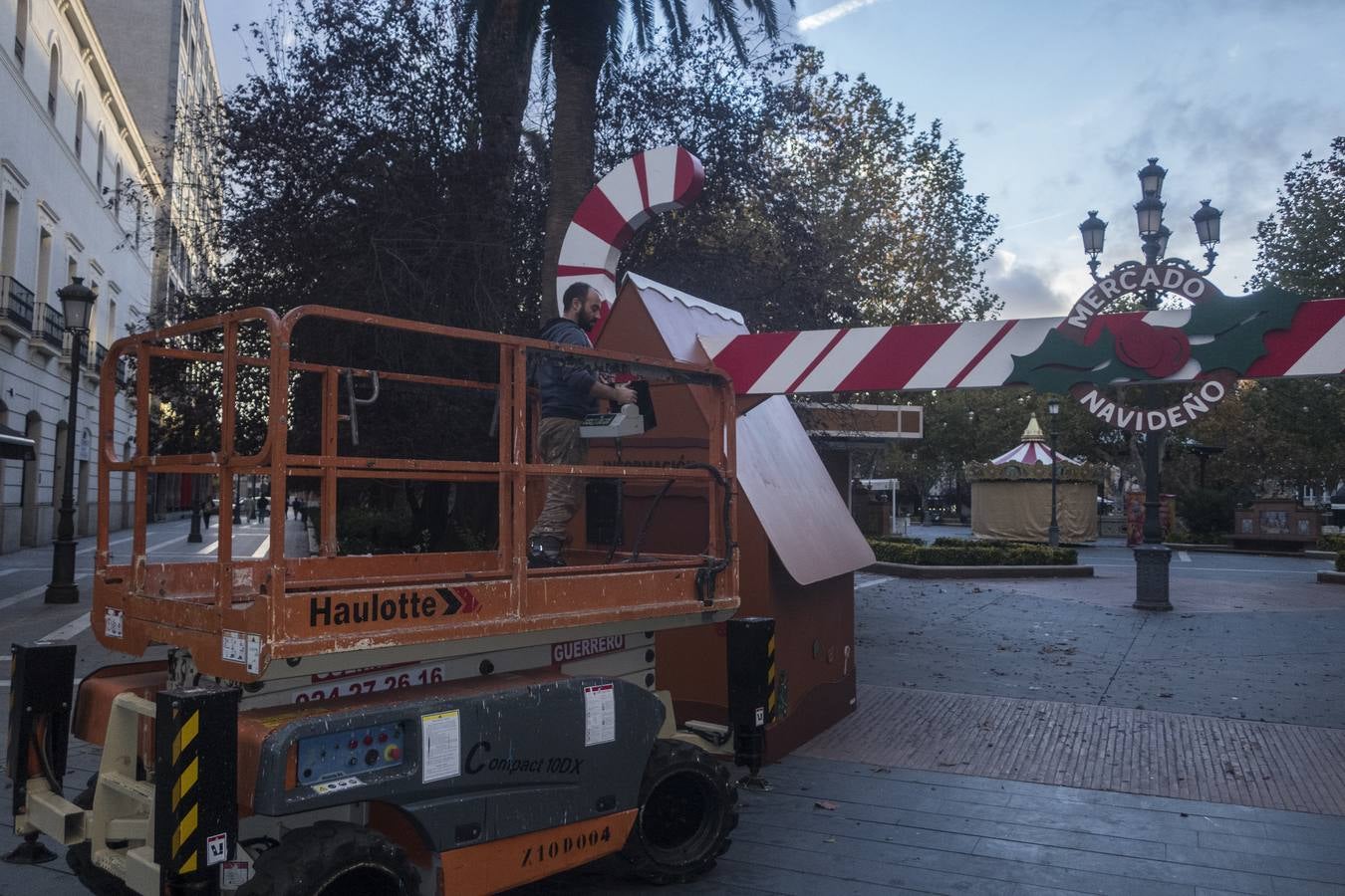 Fotos: El Paseo de San Francisco de Badajoz se preprara para la Navidad