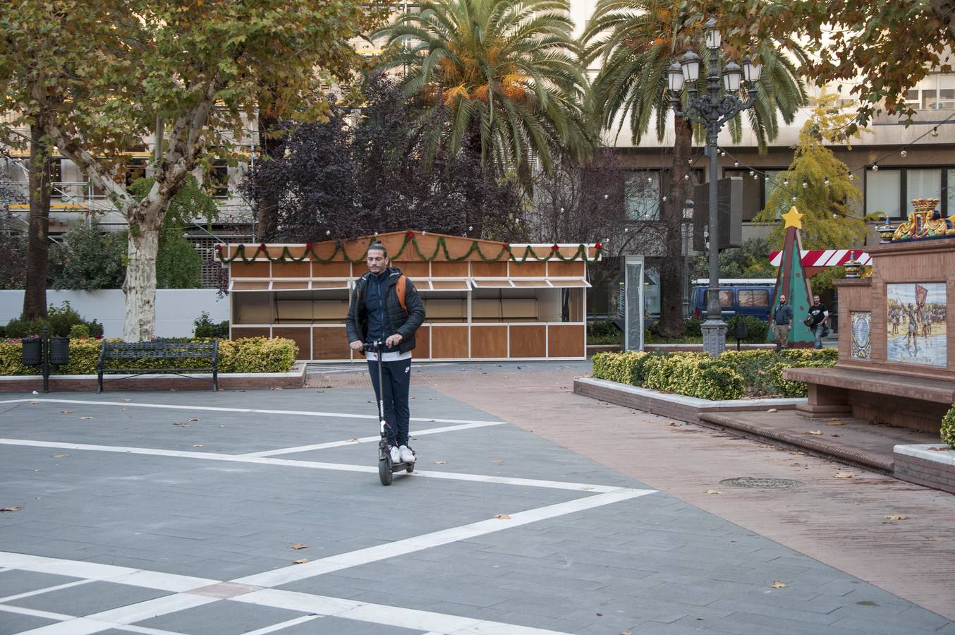 Fotos: El Paseo de San Francisco de Badajoz se preprara para la Navidad